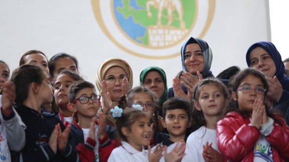 Cumhurbaşkanı Recep Tayyip Erdoğanın Eşi Sayın Emine Erdoğan, Bereket OrmanlarıProjesi Kapsamında Öğrencilerimizle Birlikte Fidan Dikti