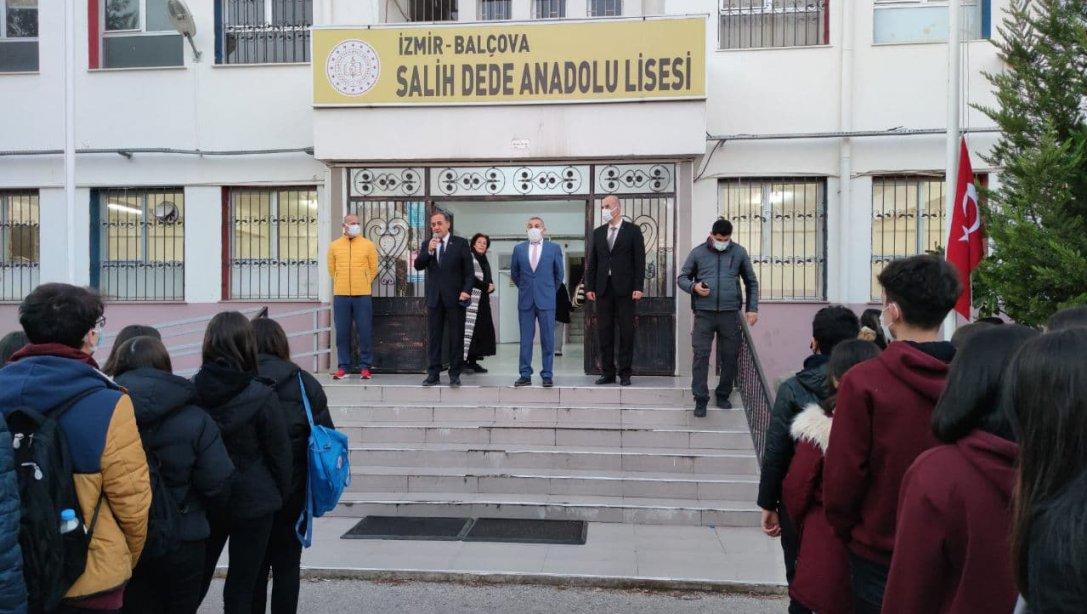 Balçova Kaymakamı Sayın Ahmet Hamdi USTA ve İlçe Milli Eğitim Müdürü Sayın Erhan ATİLLA, İstiklal Marşı Törenine katıldı.
